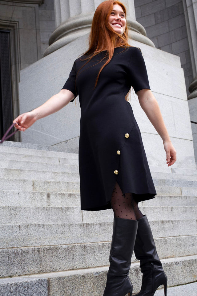 Cleo Robe Noire Évasée Manches Courtes Boutons Dorés Devant