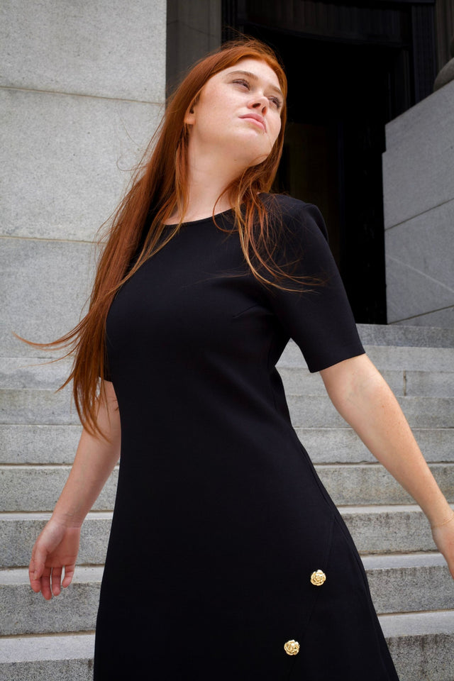 Cleo Robe Noire Évasée Manches Courtes Boutons Dorés Devant