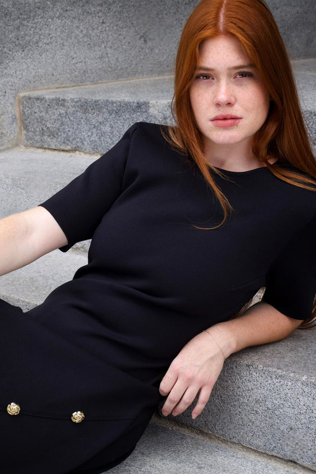 Cleo Robe Noire Évasée Manches Courtes Boutons Dorés Devant