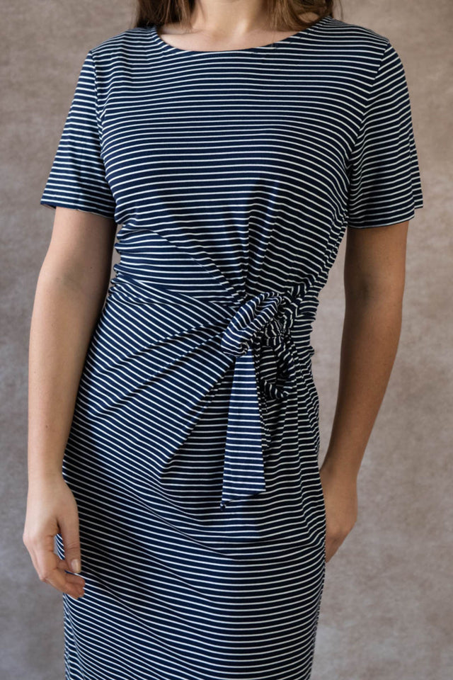 Brianna Robe Midi Décontractée Rayée Manches Courtes Ceinturée Fente Latérale