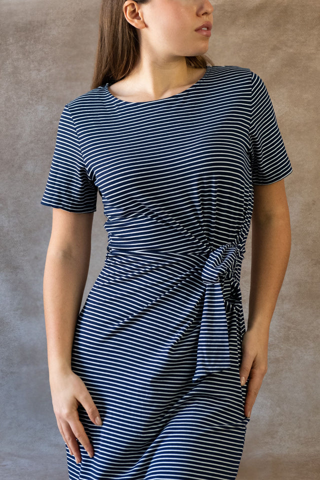 Brianna Robe Midi Décontractée Rayée Manches Courtes Ceinturée Fente Latérale