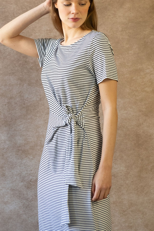 Brianna Robe Midi Décontractée Rayée Manches Courtes Ceinturée Fente Latérale