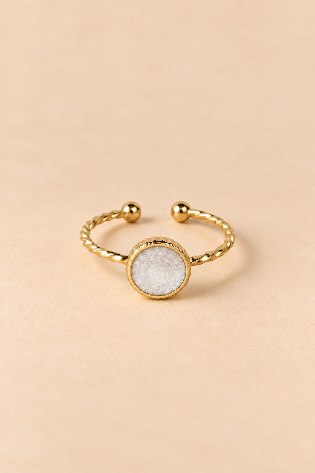 Bague Dorée Torsadée Médaillon Rond Blanc