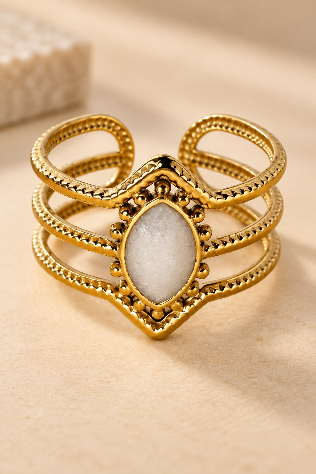 Bague Dorée Centre Blanc Forme De Marquise