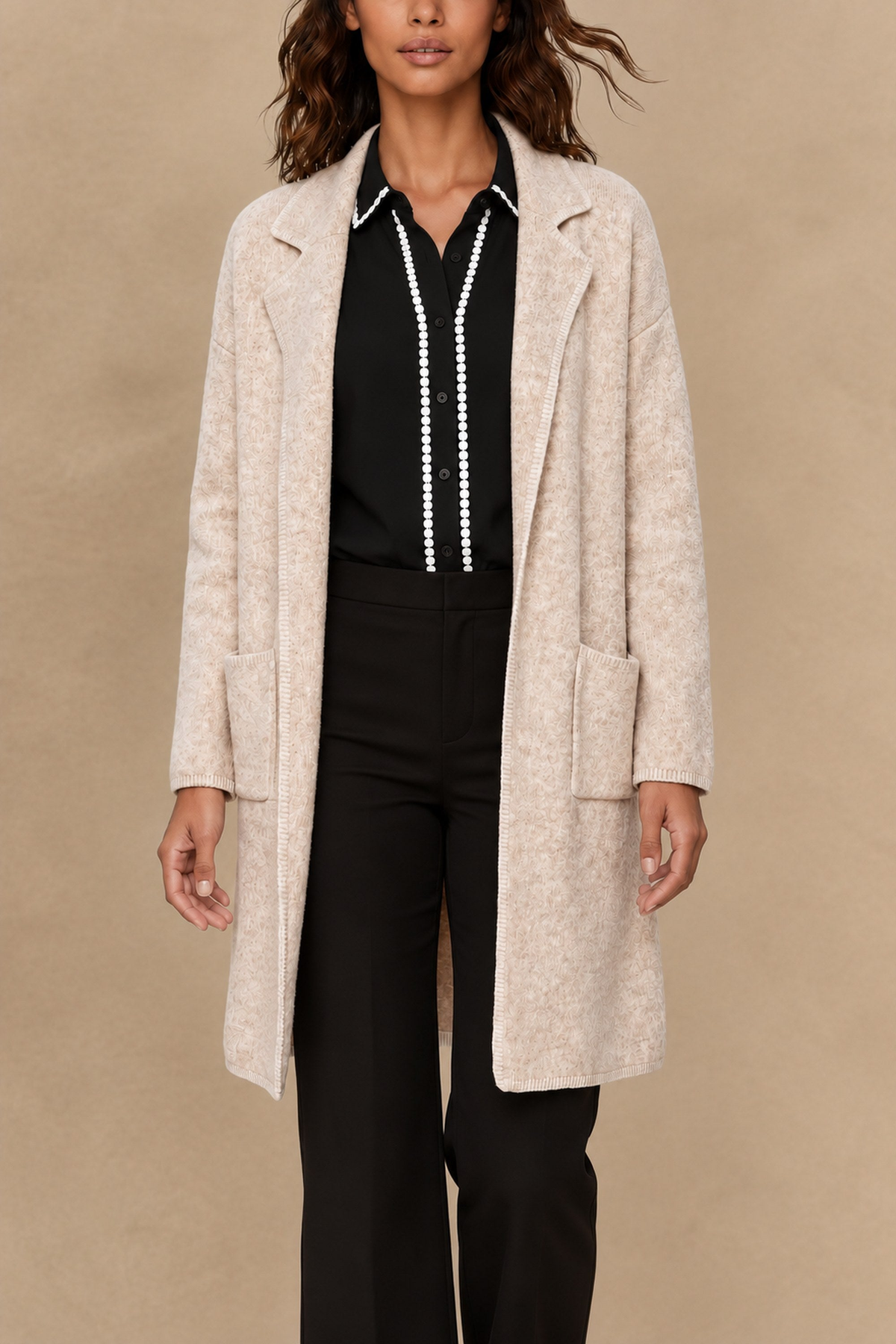 Solana cardigan beige avec chemise et pantalon noirs