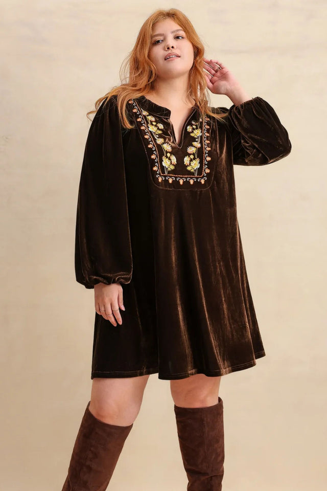 Robe courte brodée à manches ballon crantées Emilie grande taille