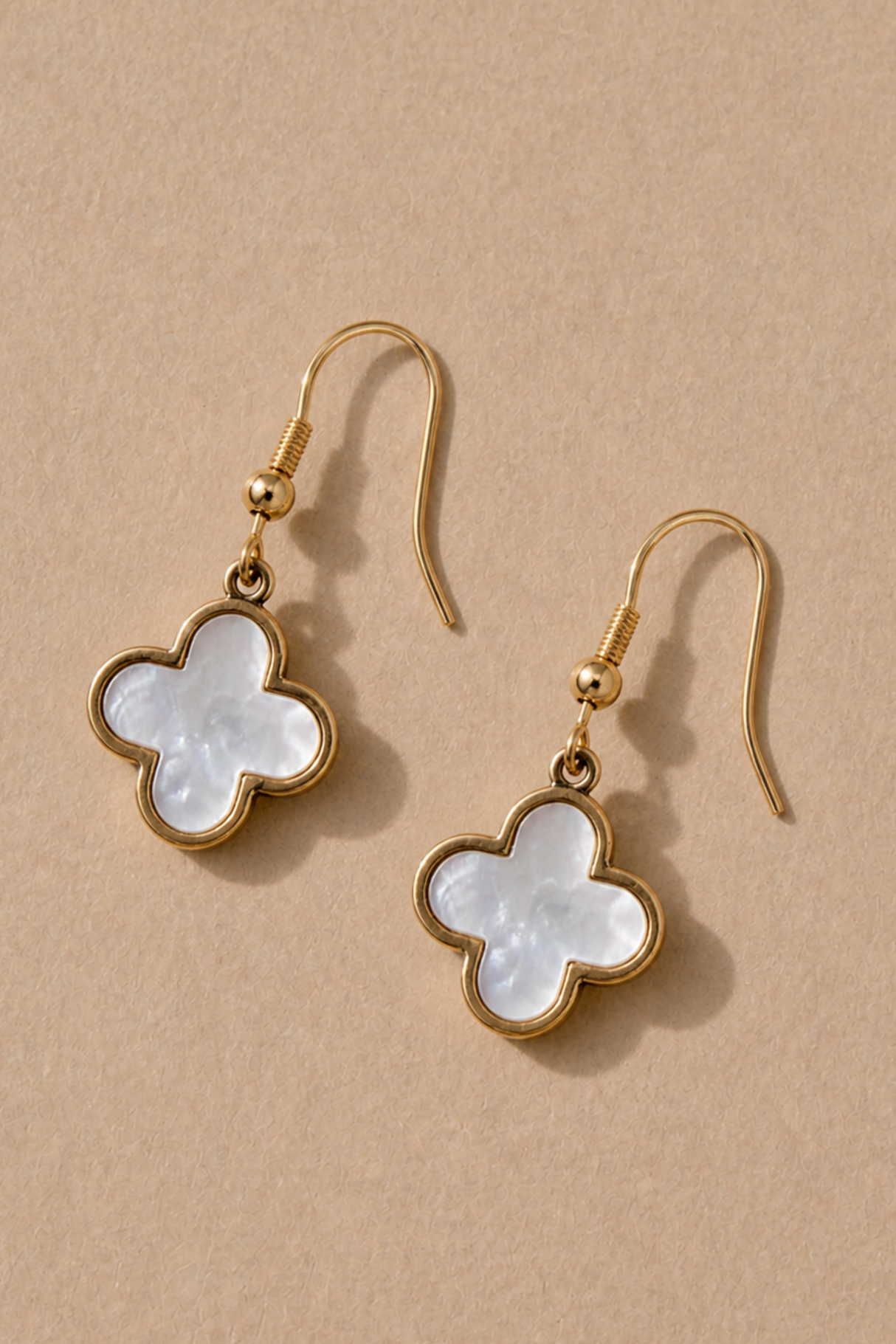 Boucles d'oreilles pendantes en nacre argentée en forme de trèfle