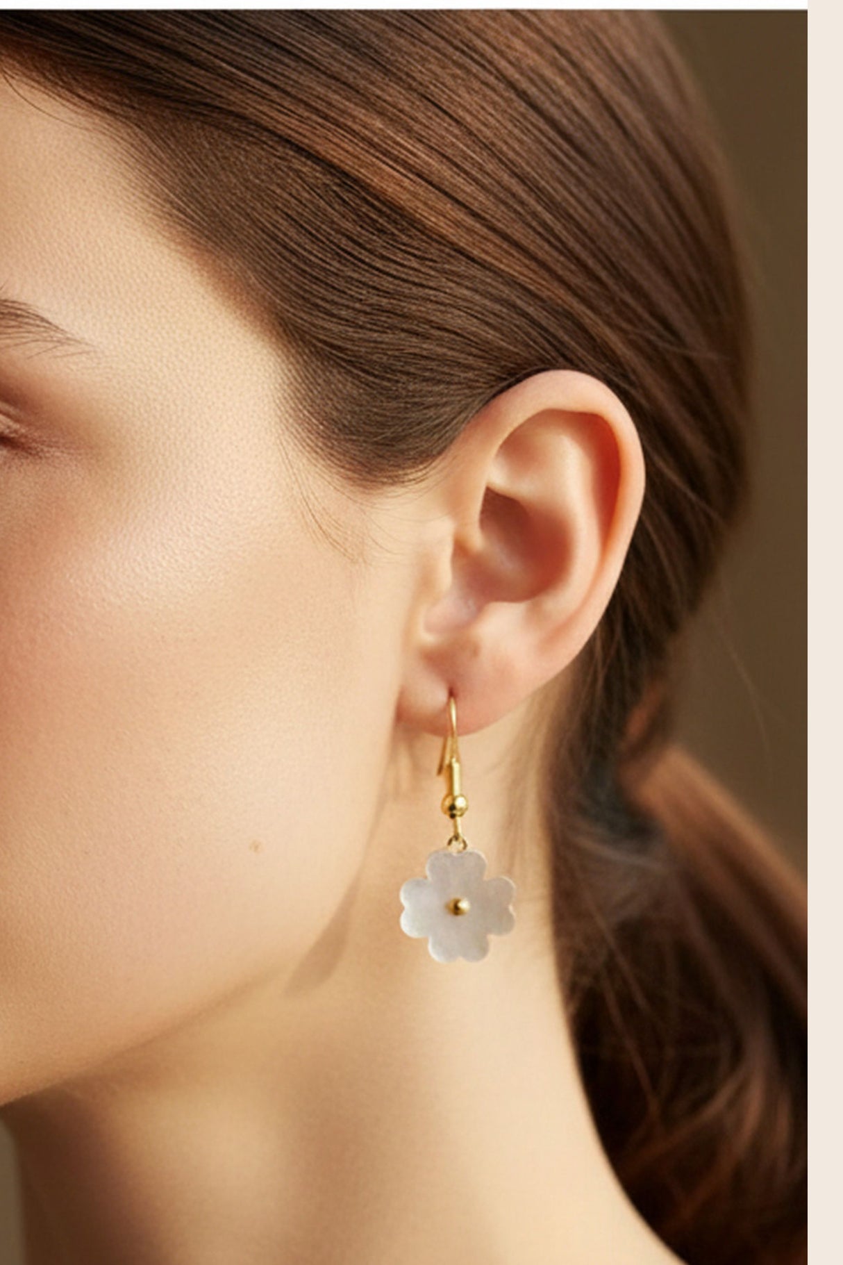 Boucles d'oreilles pendantes en forme de fleur en nacre dorée
