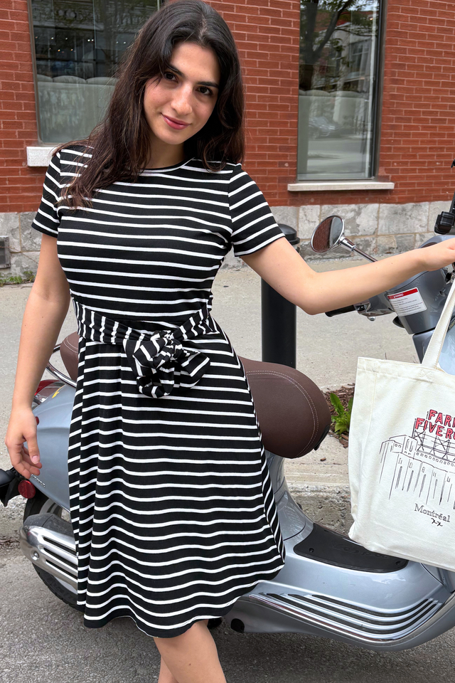 Jodie Robe Courte Tricotée Rayée avec Ceinture à la Taille et Coupe Élastique