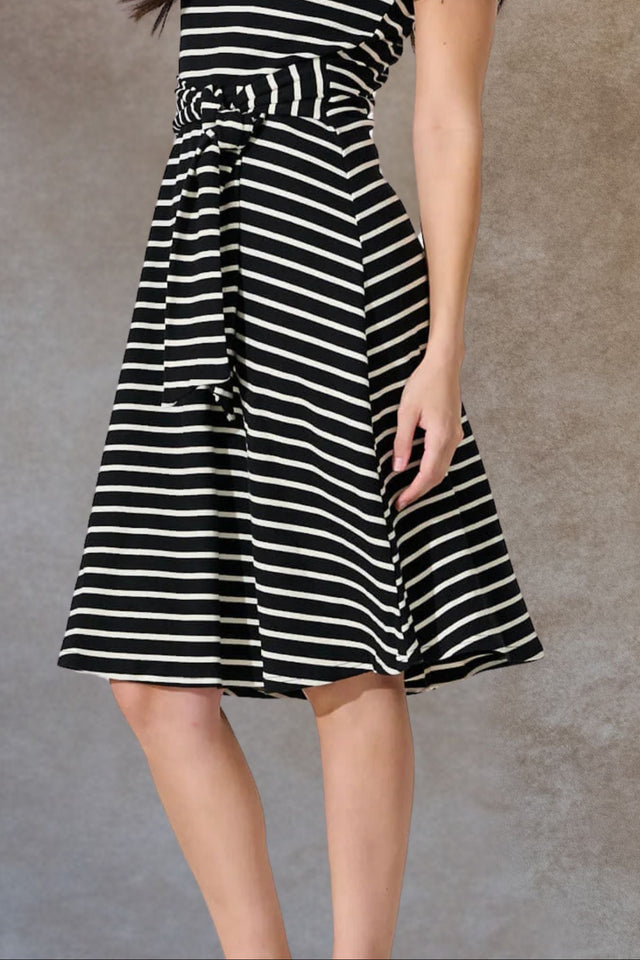 Jodie Robe Courte Tricotée Rayée avec Ceinture à la Taille et Coupe Élastique