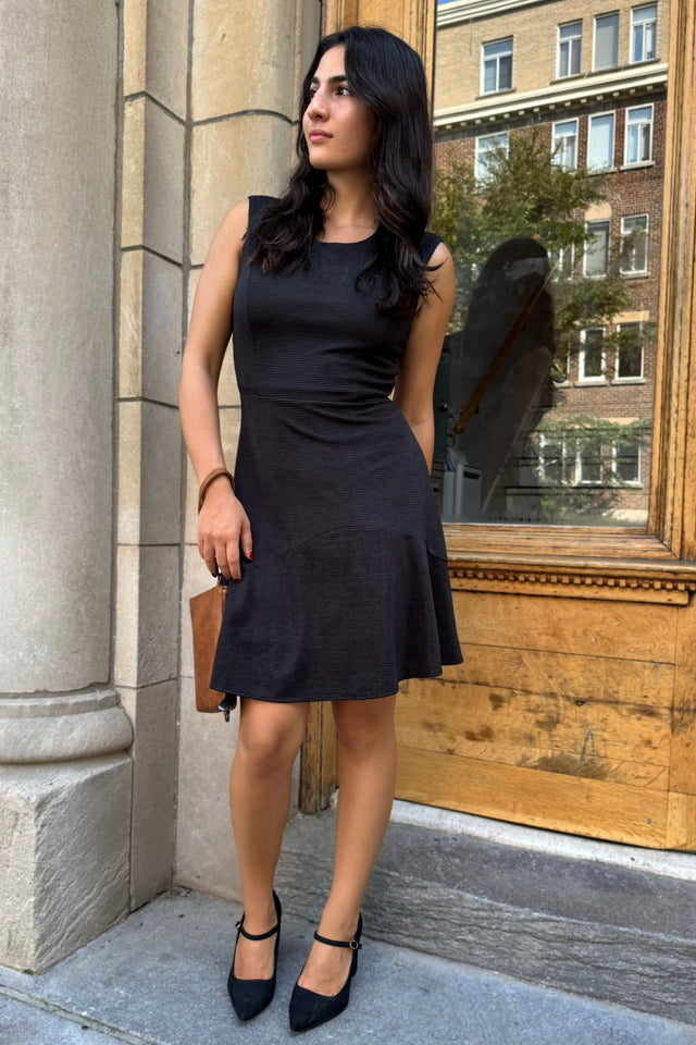 Marie Robe Noire Sans Manches En Maille Évasée