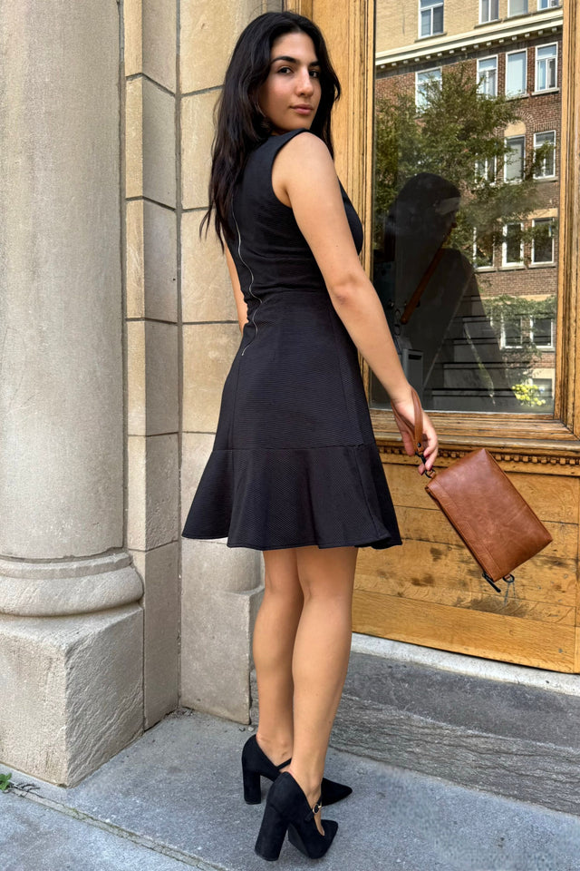 Marie Robe Noire Sans Manches En Maille Évasée