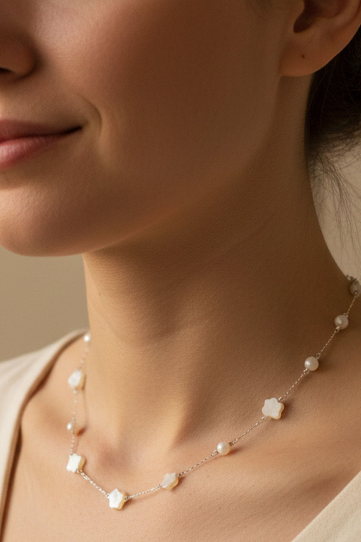 Collier Chaînette Fleurs en Nacre