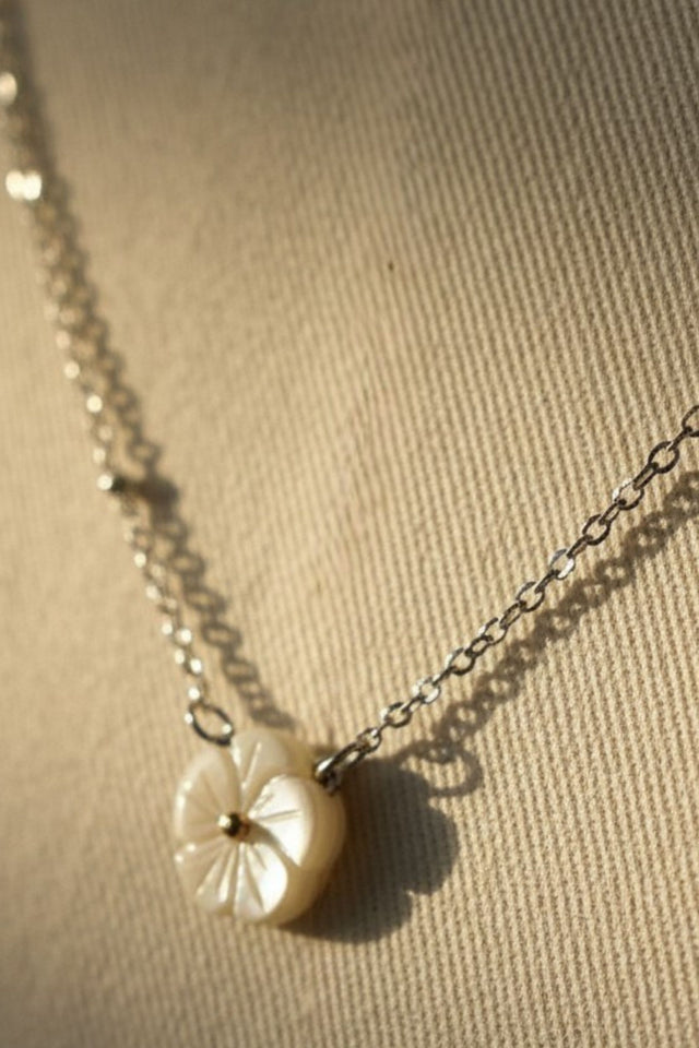Mother-of-Pearl Flower Pendant Necklace