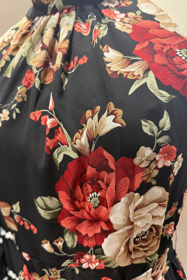 PRÉCOMMANDE-Alexandra Robe Midi Fleurie à Col Haut – Imprimé Roses Noires