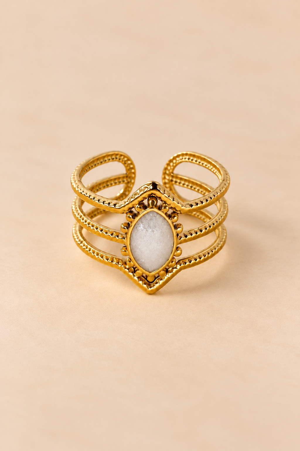 Bague Dorée Centre Blanc Forme De Marquise