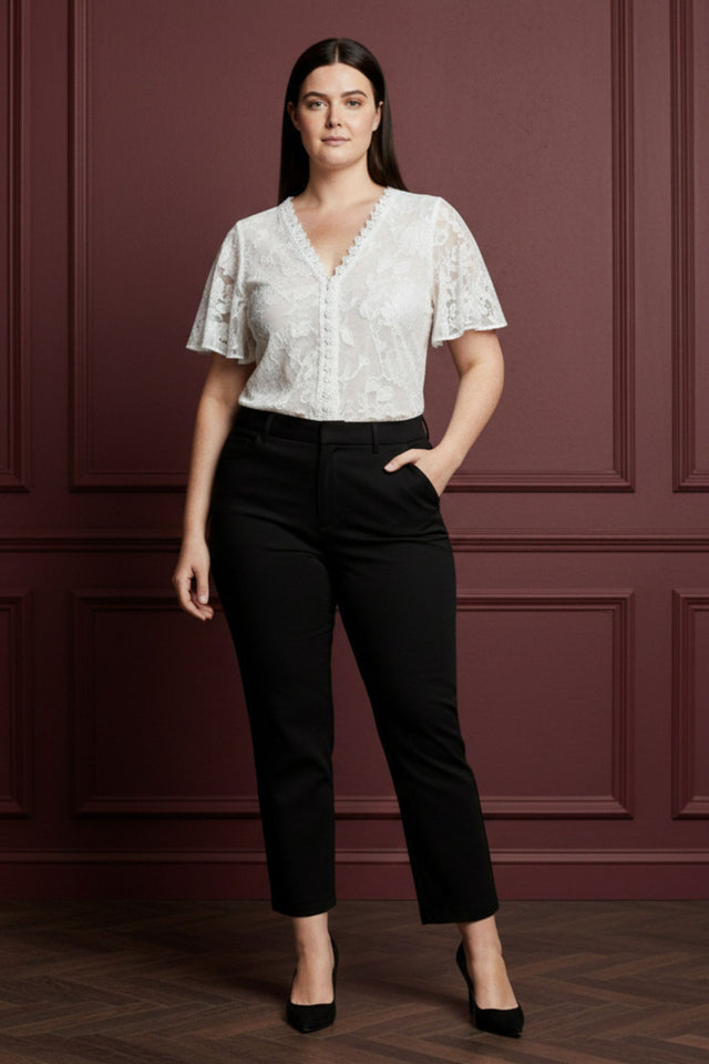 Romy Pantalon Noir Ajusté Court Coupe Droite Finition Lisse Devant