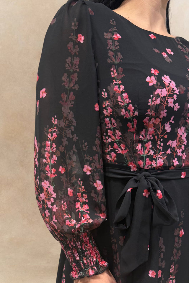 PRÉCOMMANDE-Seraphina Robe Imprimé Floral Noir Manches Transparentes Taille Ceinturée