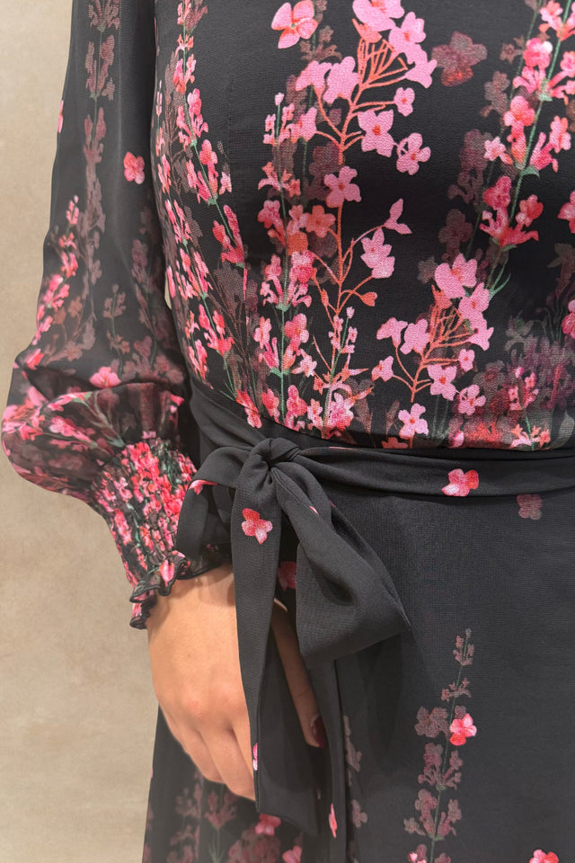 PRÉCOMMANDE-Seraphina Robe Imprimé Floral Noir Manches Transparentes Taille Ceinturée