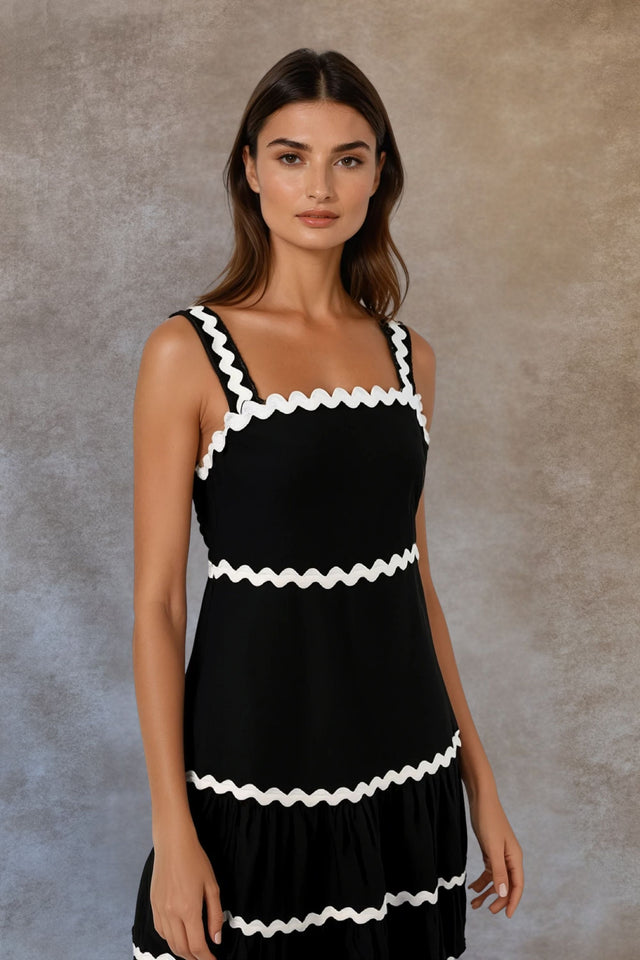 Sienna Robe Maxi Noire avec Galon Blanc en Zigzag et Bretelles Réglables