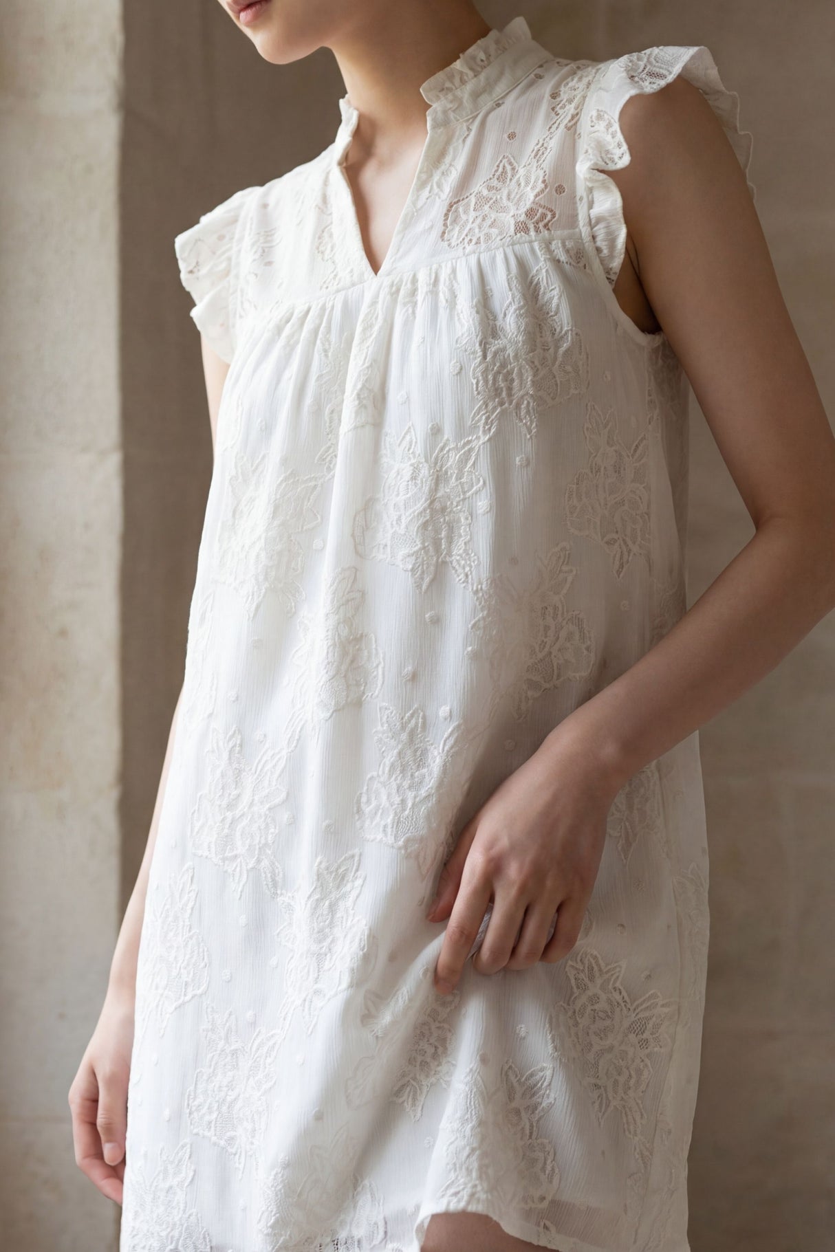 Taylor Robe Mini Manches Courtes Fendues Dentelle