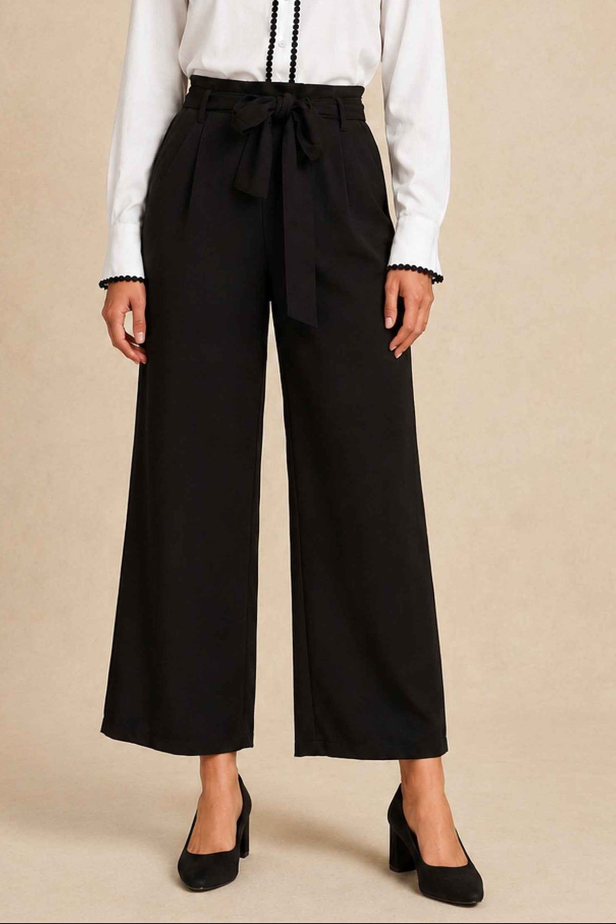 Pantalon noir Addison à jambe large et taille nouée avec chemisier Amelie blanc, vue de face