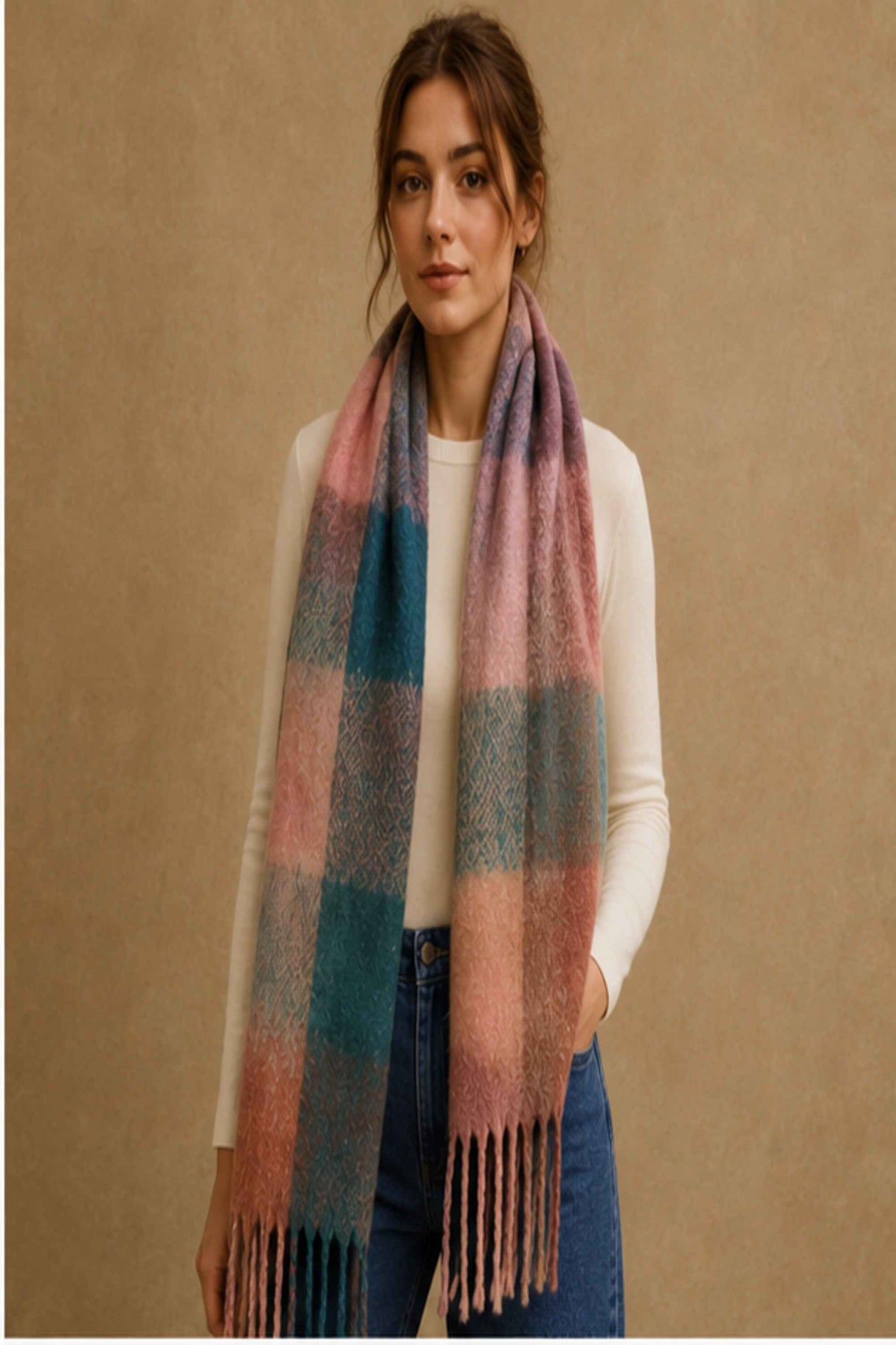 Foulard rose blush et sarcelle à carreaux avec franges – porté avec une tenue ONZE
