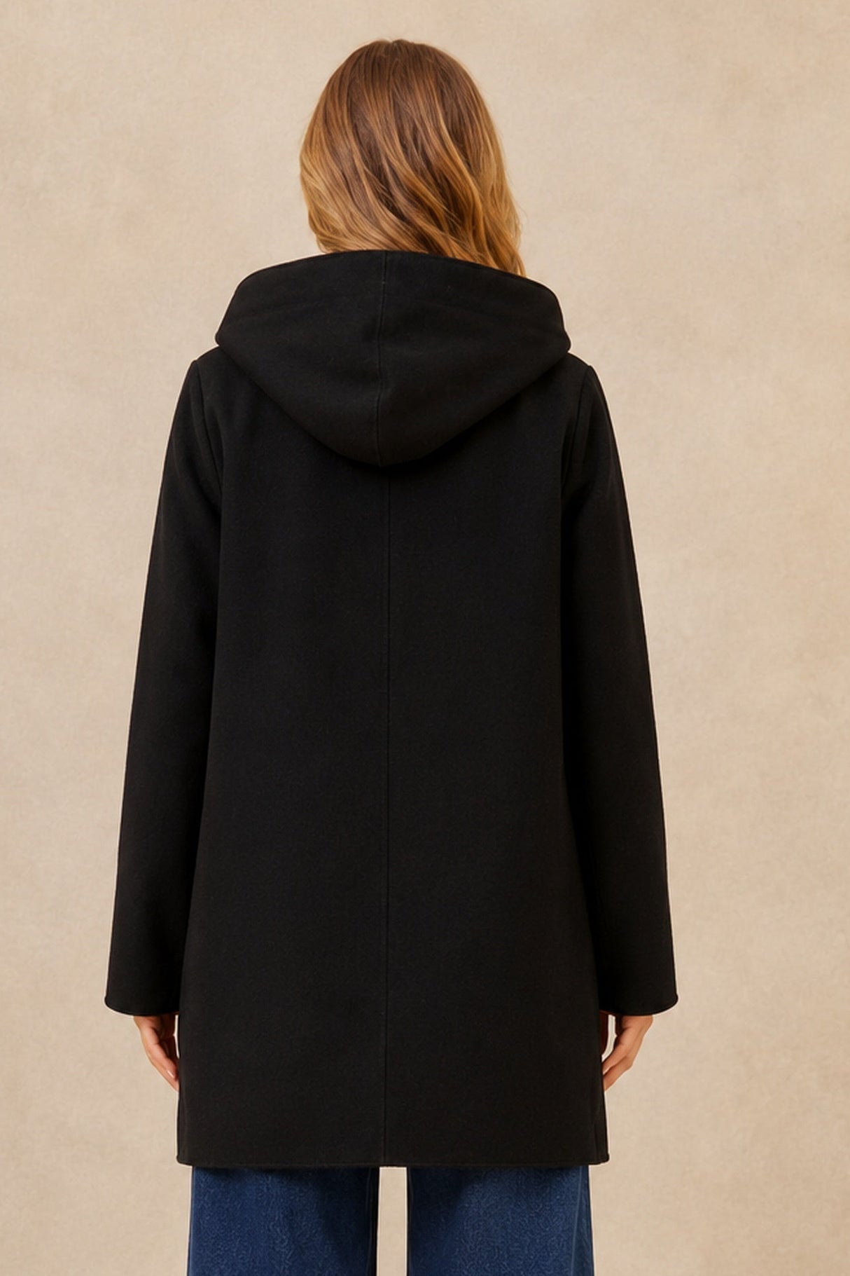 Manteau noir à capuchon Holly, vue complète de dos en studio