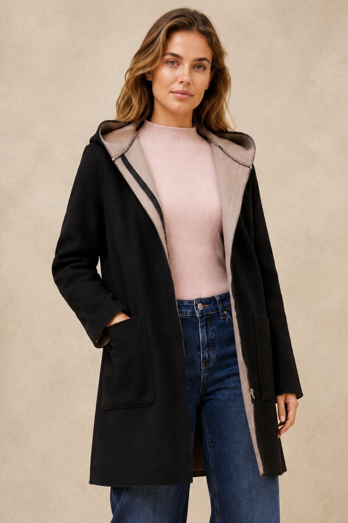 Manteau noir à capuchon Holly porté par Rose, vue trois quarts en studio