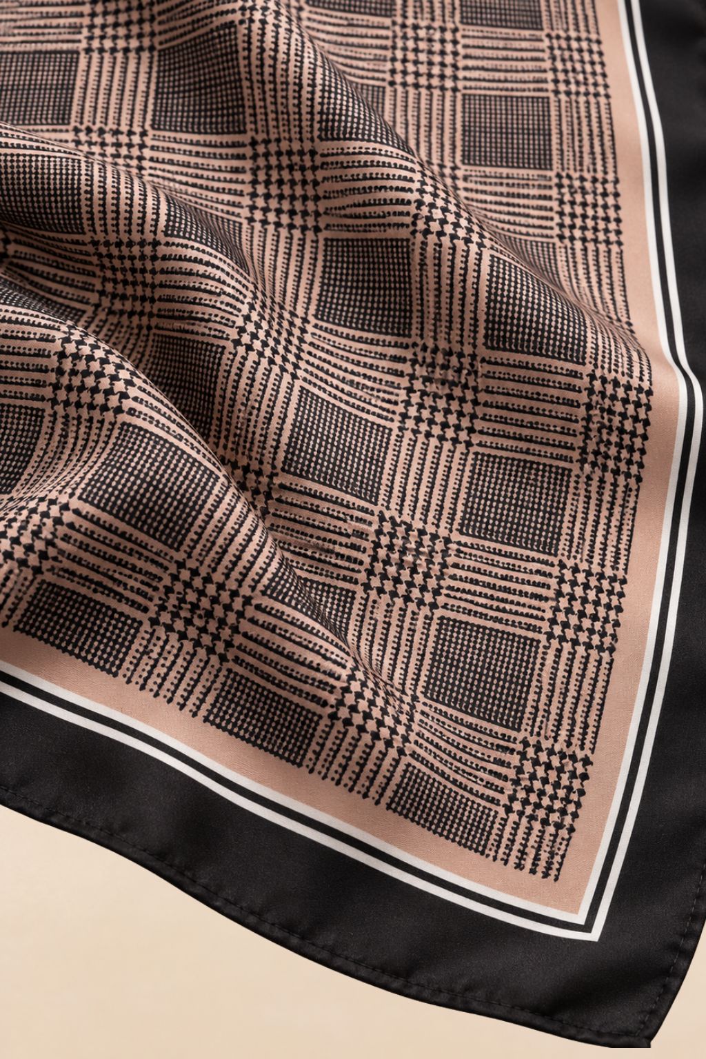 Foulard brune à motif Prince-de-Galles inspiré du tartan 