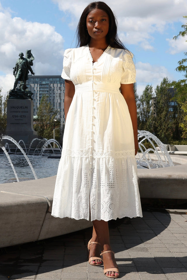 Elena Robe Midi Blanche À œillet Manches Courtes Style Estival Boutons Devant