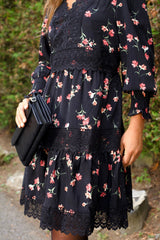 Robe noire fleurie Agnes à volants