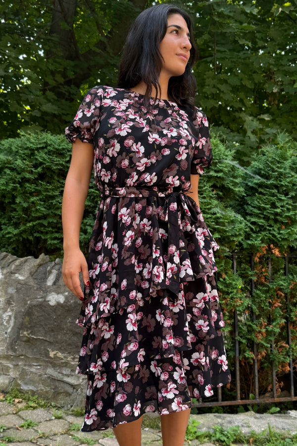Robe noire fleurie Catalina à volants
