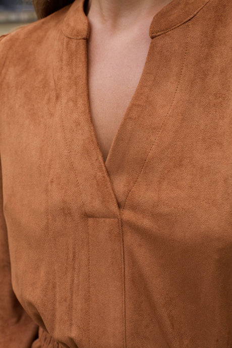 Adrienne Robe Faux Suede Courte Manches Longues