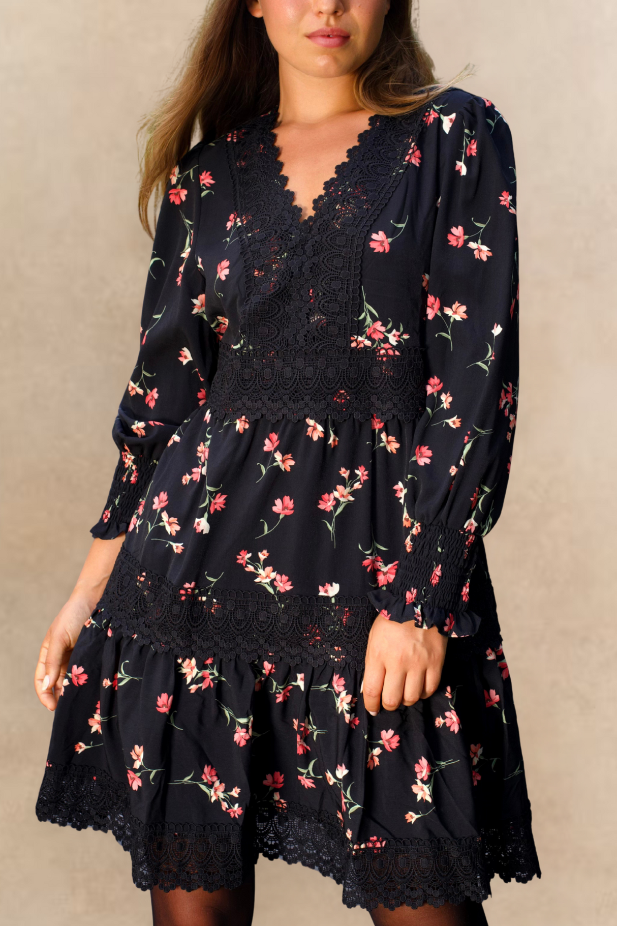 Robe noire fleurie Agnes à volants