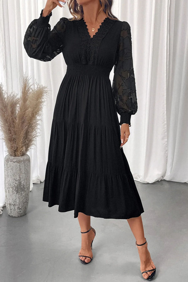 Robe à plusieurs niveaux avec manches lanterne et détails en dentelle Arielle