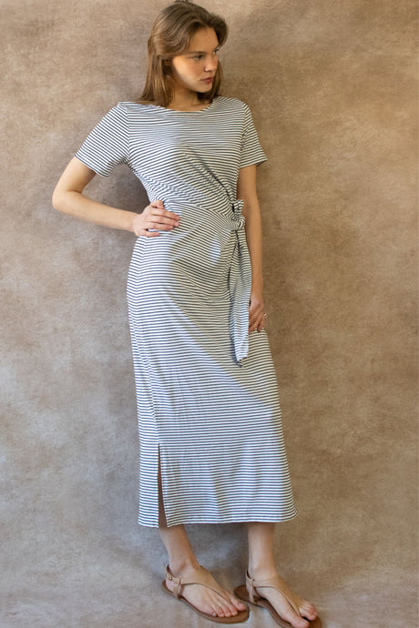 Brianna Robe Midi Décontractée Rayée Manches Courtes Ceinturée Fente Latérale