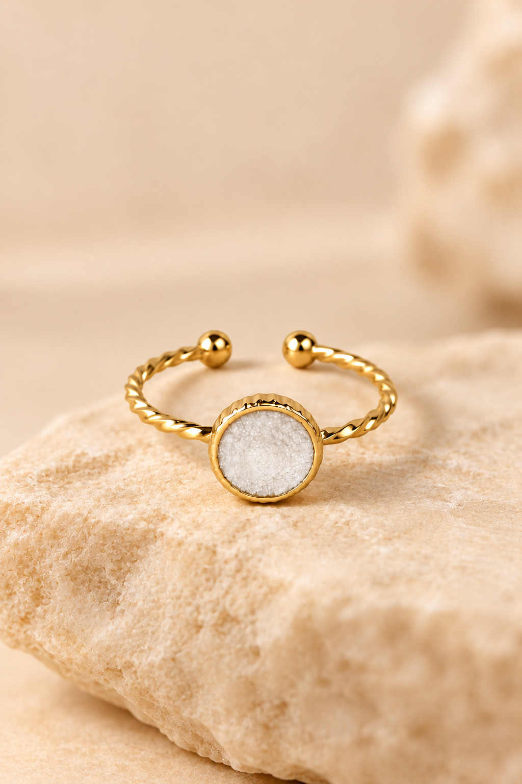 Bague Dorée Torsadée Médaillon Rond Blanc
