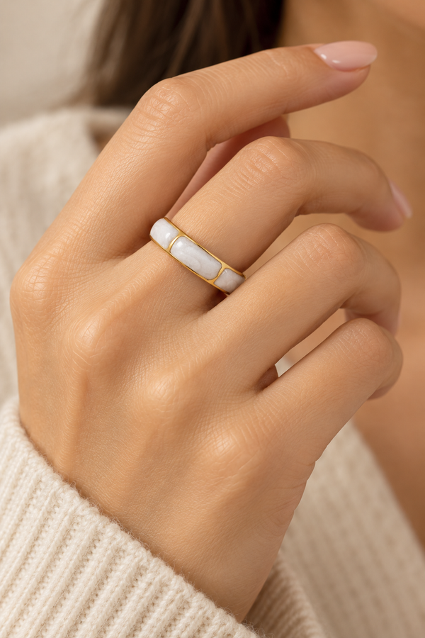 Bague Dorée incrustations Blanches