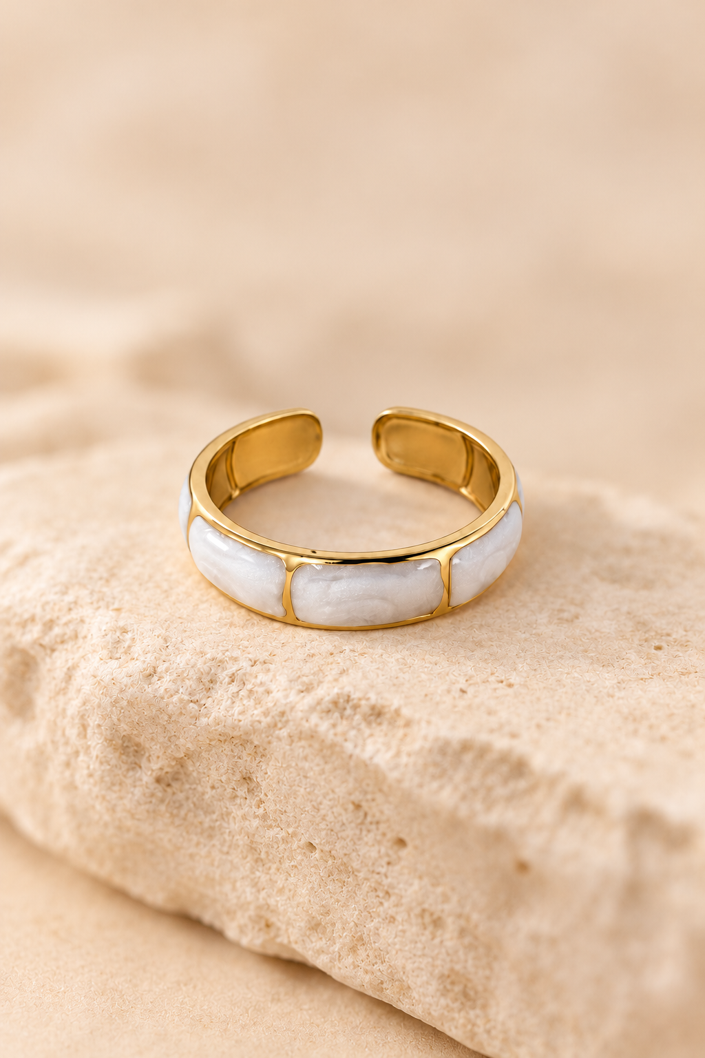 Bague Dorée incrustations Blanches