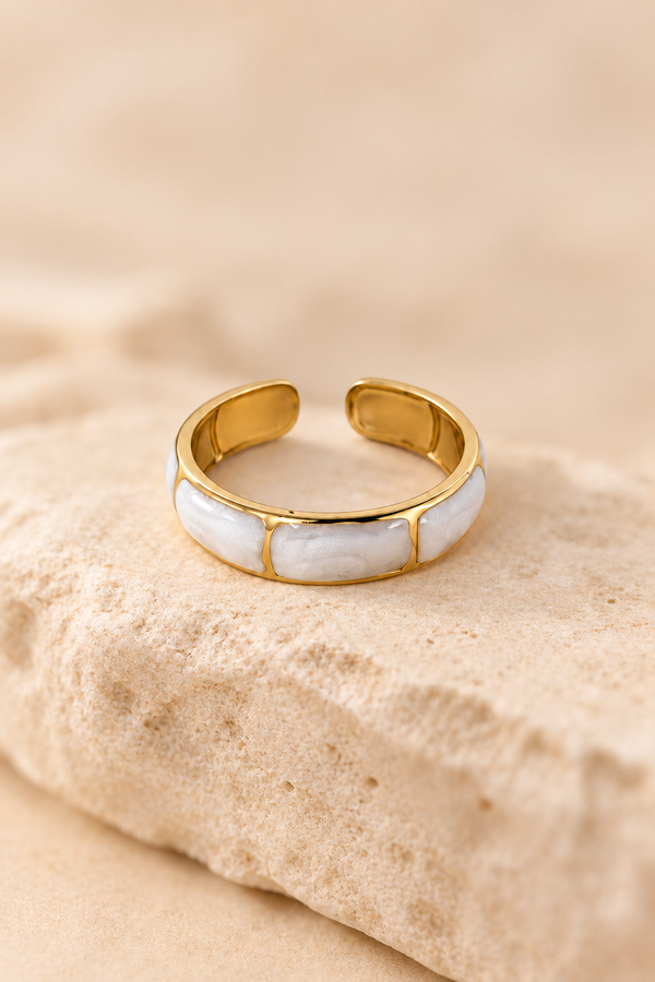 Bague Dorée incrustations Blanches