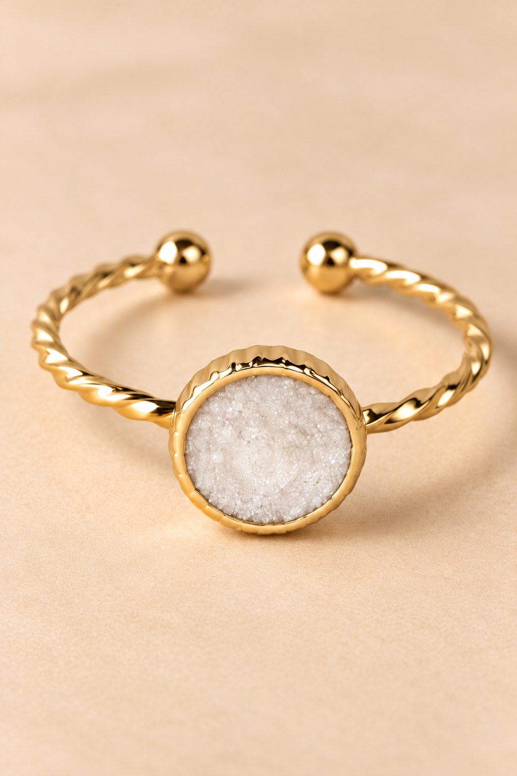 Bague Dorée Torsadée Médaillon Rond Blanc