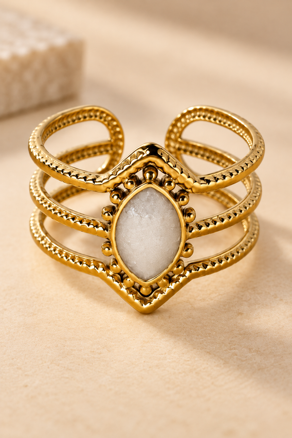 Bague Dorée Centre Blanc Forme De Marquise