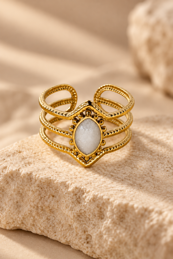 Bague Dorée Centre Blanc Forme De Marquise