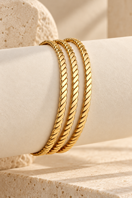Ensemble de trois bracelets joncs dorés texturés 18K – Style 003