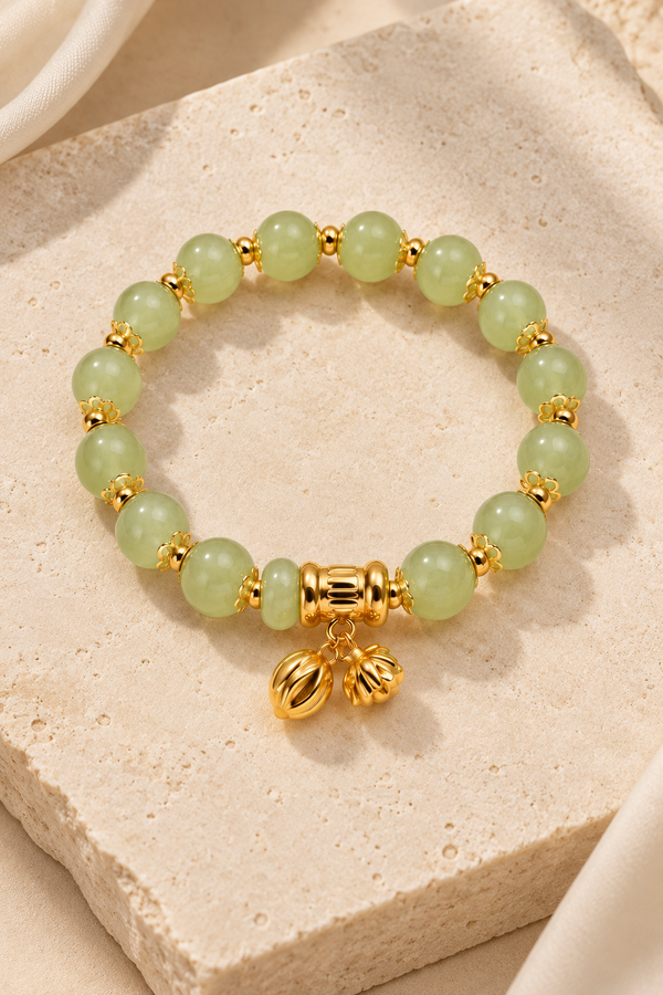 Bracelet à perles vert pâle avec breloques