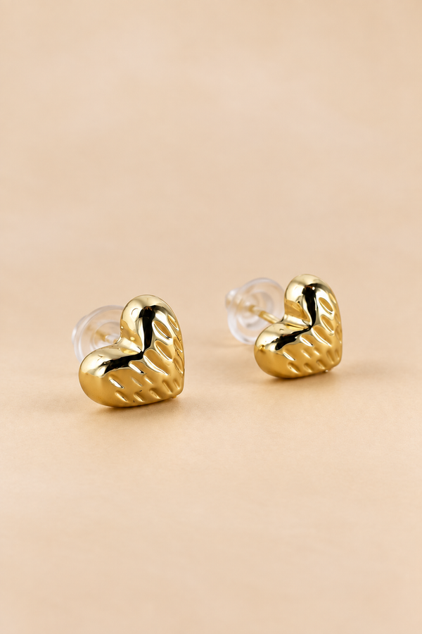 Boucles d’oreilles à tige petits cœurs dorés