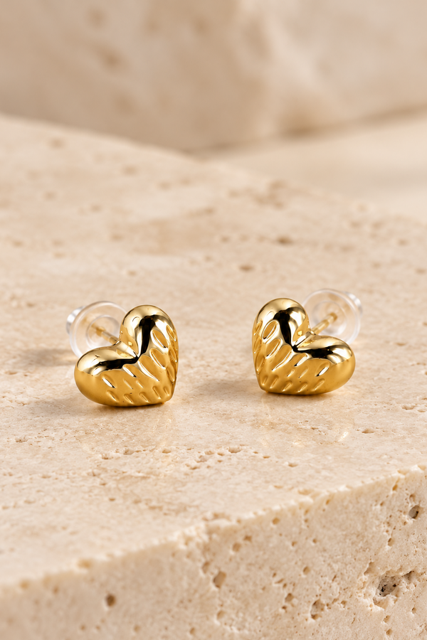 Boucles d’oreilles à tige petits cœurs dorés