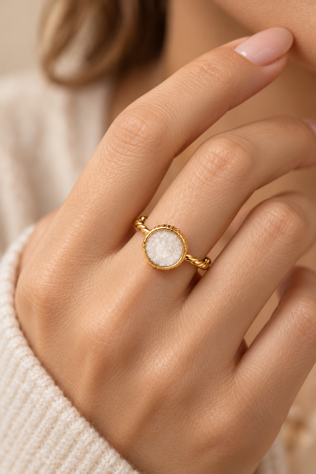 Bague Dorée Torsadée Médaillon Rond Blanc