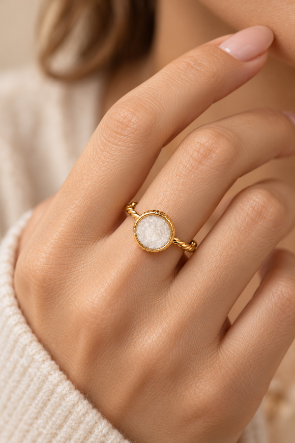 Bague Dorée Torsadée Médaillon Rond Blanc